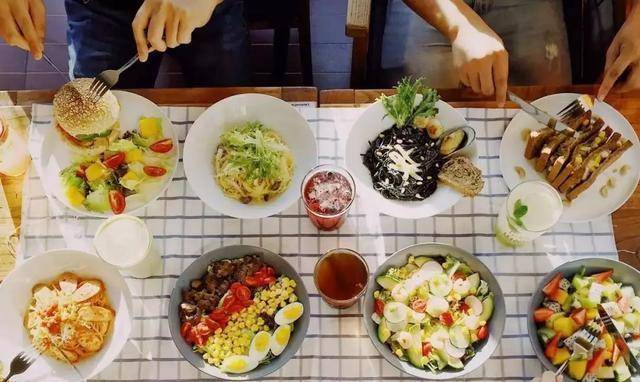 电脑|在睡觉前爱玩手机的人，身体若出现这4种情况，需注意一下