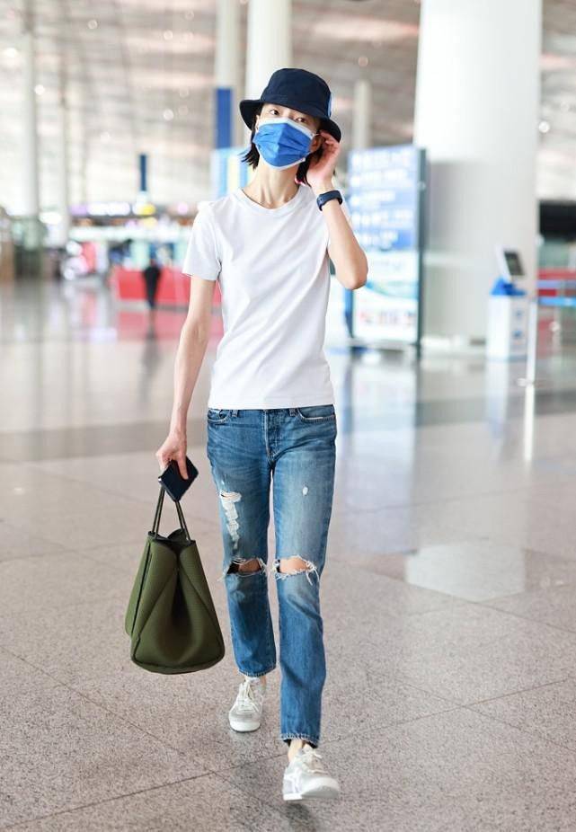 杜鹃的模特身材穿牛仔裤也藏不住,虽然不显腿长,可气质挺独特的