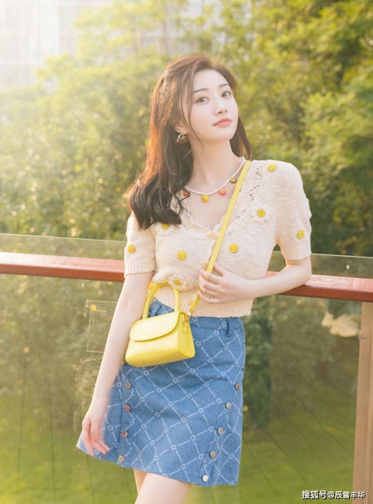 身材|景甜“针织衫”造型真时髦,配花衬衫和牛仔裤,休闲随性却很大气