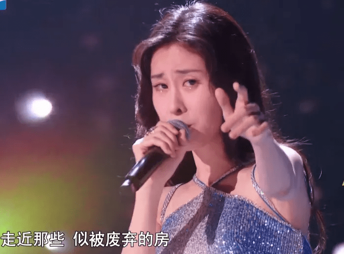 阿云嘎|卫视中秋晚会明星造型：张碧晨人鱼裙仙气足，戚薇蓬蓬袖夸张