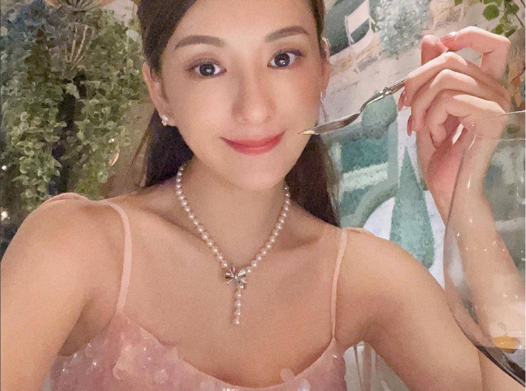 图片|郭富城小女儿近况,趁妈妈方媛健身时钻进她怀里,一脸乖巧吃零食