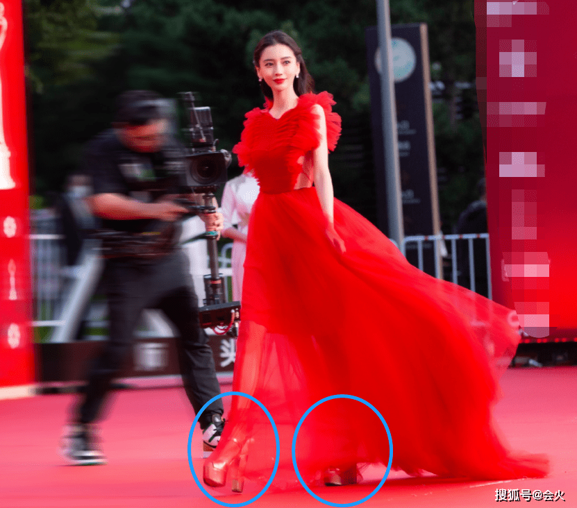 八卦爆料|杨颖穿露背装现身红毯!风吹纱裙惊艳全场,脚下15CM高跟鞋太抢镜