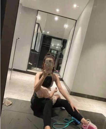 图片|郭富城小女儿近况,趁妈妈方媛健身时钻进她怀里,一脸乖巧吃零食