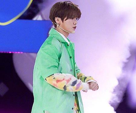 因为|《创3》四位导师同跳女团舞时，鹿晗的身高成亮点，真有178吗