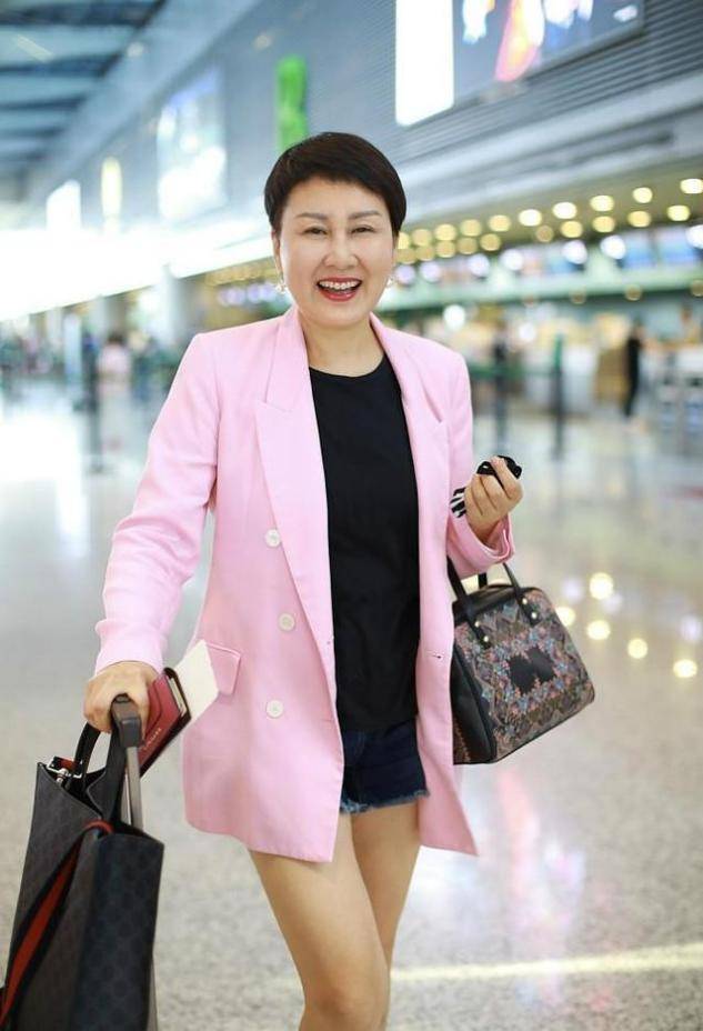 中性|张凯丽短发造型好清爽,一身穿搭真保暖,但看起来有点中性风