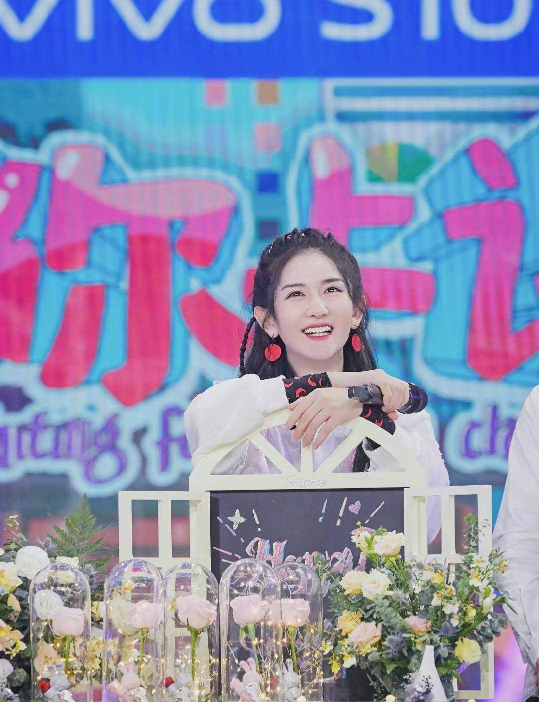 短裙|40岁谢娜产后回归，首秀造型曝光！