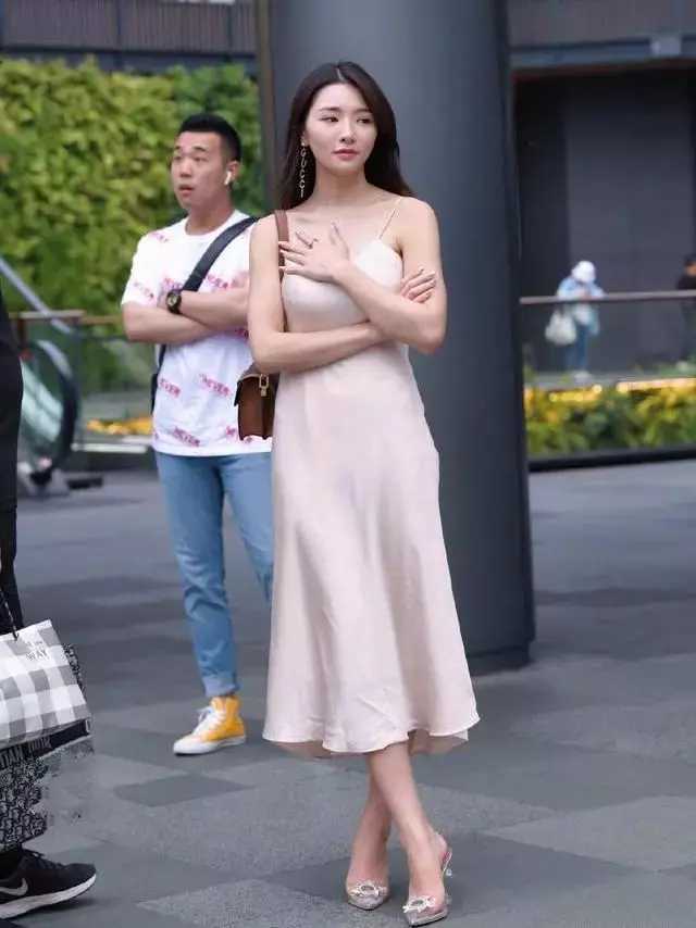 服装|海风吊带裙，飘逸的感觉充满活力，让美丽与可爱变成现实