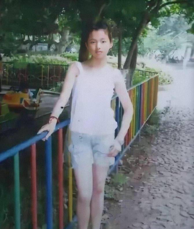 舞台|自卑女孩杨超越，从服务员到顶流明星，是如何改天换命的？