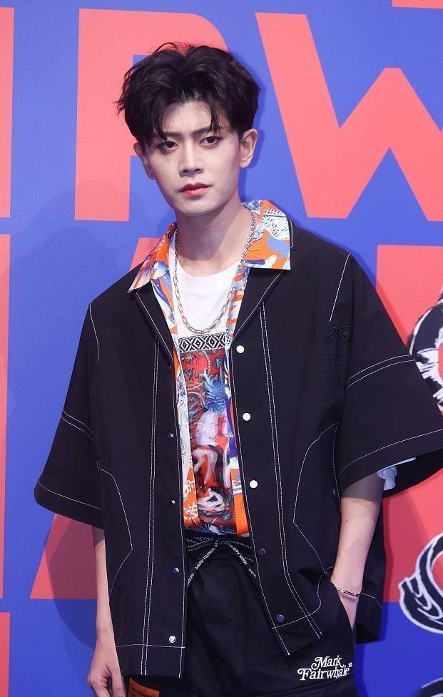 全体|任嘉伦：30+减龄装穿上以后，少年感满满，叠穿T恤休闲穿搭也帅气！