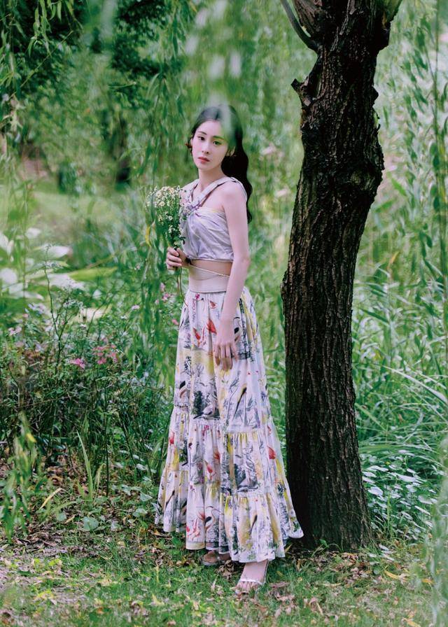 苗条身材|张碧晨：吊带+印花长裙，展现苗条身材，身型飒爽有型清新又自然