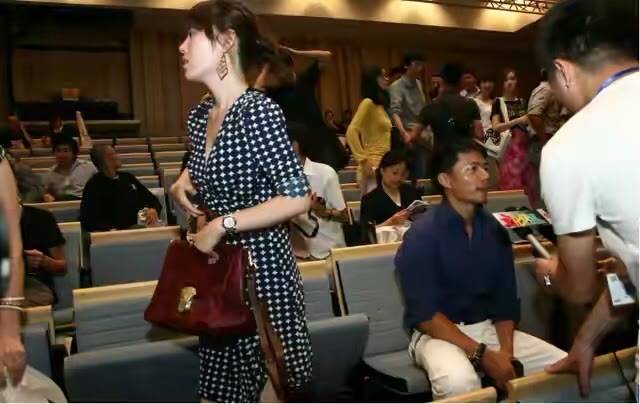 日籍|初秋别总穿半裙，学段奕宏日籍老婆穿茶歇裙，遮肉显瘦还提气质