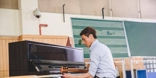 刘玉芳|赞颂成人爱情的《热唱吧》：没有了爱情，却可以依旧牵挂对方