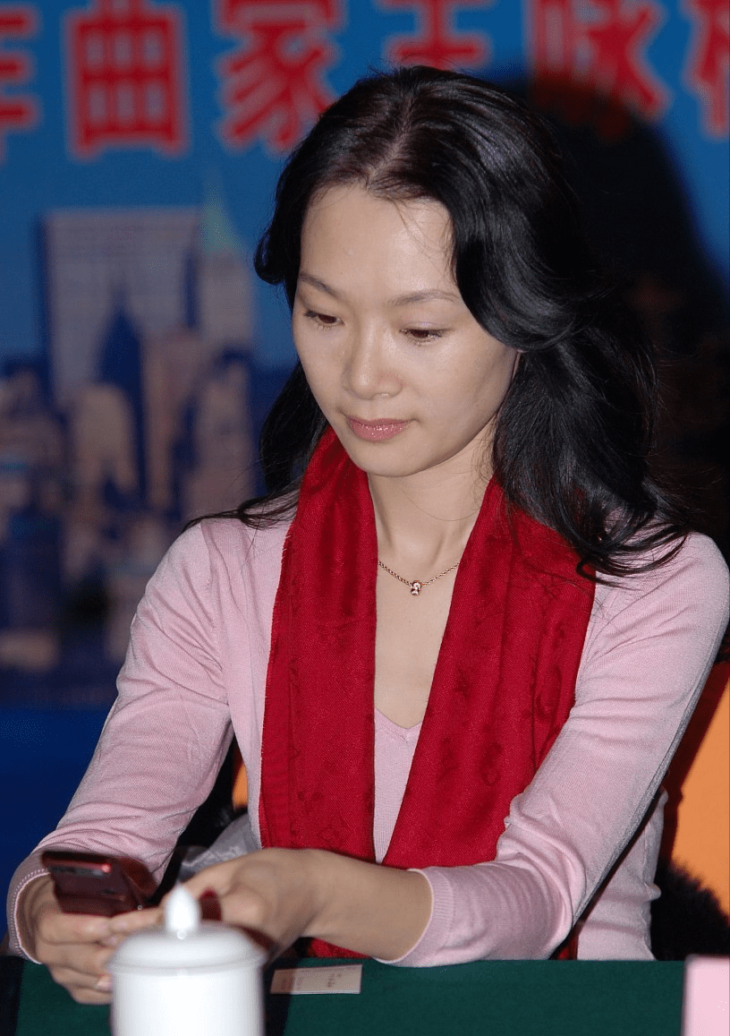 整体 吕薇的颜值真抗打，面容清秀也抢眼，这气质太适合穿素色，挺撩人