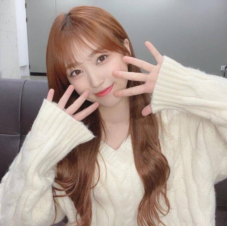 毛衣 IZONE最新私服照太养眼！成员穿搭风格迥异，金珉周无惧秀素颜