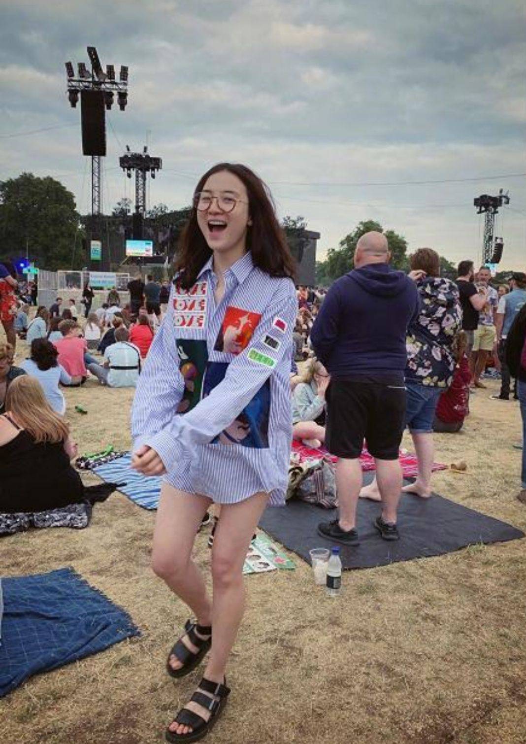 宋佳 宋佳穿长款条纹衬衫外国游，搭配下衣失踪，即使素颜也有国际范