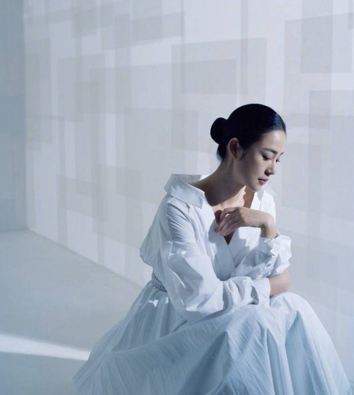 身材 周韵素颜和老公出门，扎丸子头暴露发际线，穿基础款气质却高级