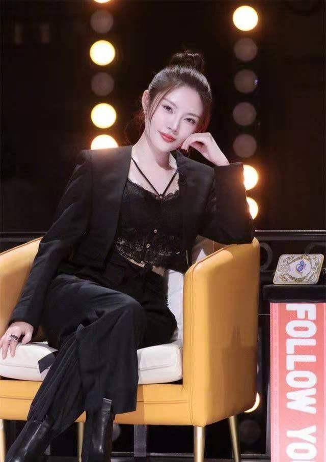 徐冬冬 徐冬冬穿衣挺“放得开”，穿西装露出蕾丝内搭，身材好就是占便宜