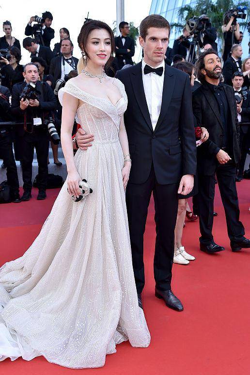 曲线 葛天身材曲线一般人比不了，不愧是模特出身，穿着打扮很诱人