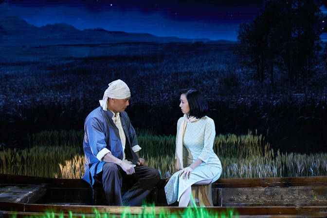 老公 陶虹夫妇出游，她穿衬衫裙纯素颜显真实年龄，胖嘟嘟老公笑成憨憨