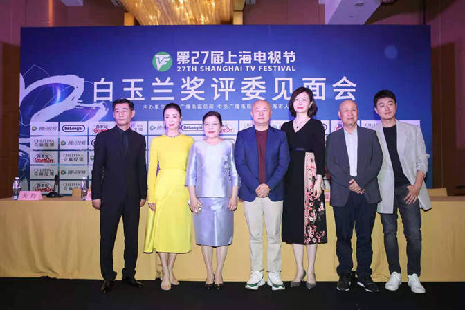 老公 陶虹夫妇出游，她穿衬衫裙纯素颜显真实年龄，胖嘟嘟老公笑成憨憨