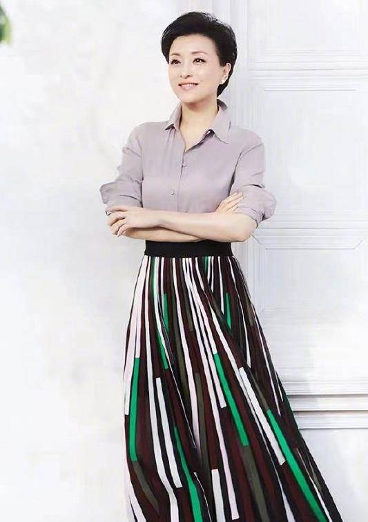 蛋挞 3大女主持同框!52岁杨澜穿连衣裙显优雅,鲁豫暴瘦惹人担心