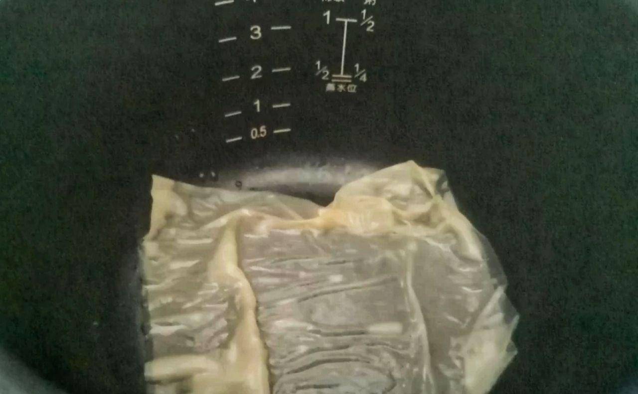 因为|3张纸巾3勺水，教你用电饭锅煮鸡蛋，蛋白滑嫩，蛋黄不发黑，香