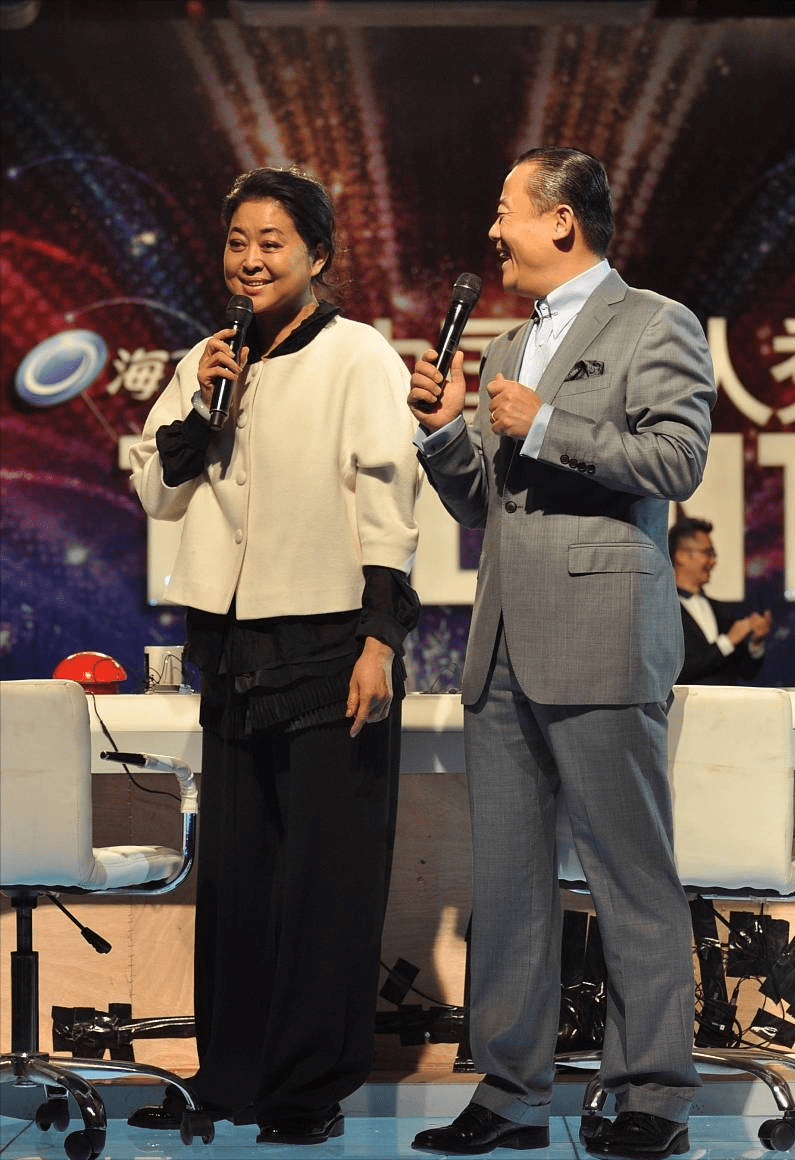 藏蓝色 62岁的倪萍穿搭简约，看着沧桑但气质挺好，素颜出行不惧镜头