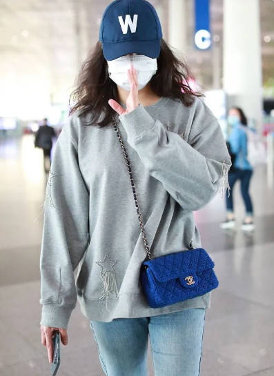 韵味儿 宋佳没有明星包袱，穿搭低调素颜就敢走机场，40岁的样子很真实