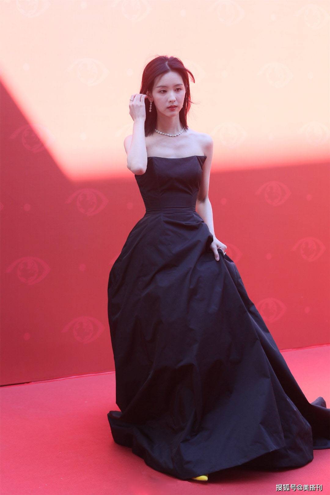 白裙 陈都灵不要再浓妆艳抹了!一袭小黑裙亮相,网友:简简单单的最美