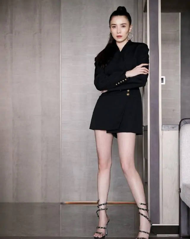 宋佳挺 宋佳挺有自信，穿搭低调素颜走机场，有了“阿姨”味道气质却高级