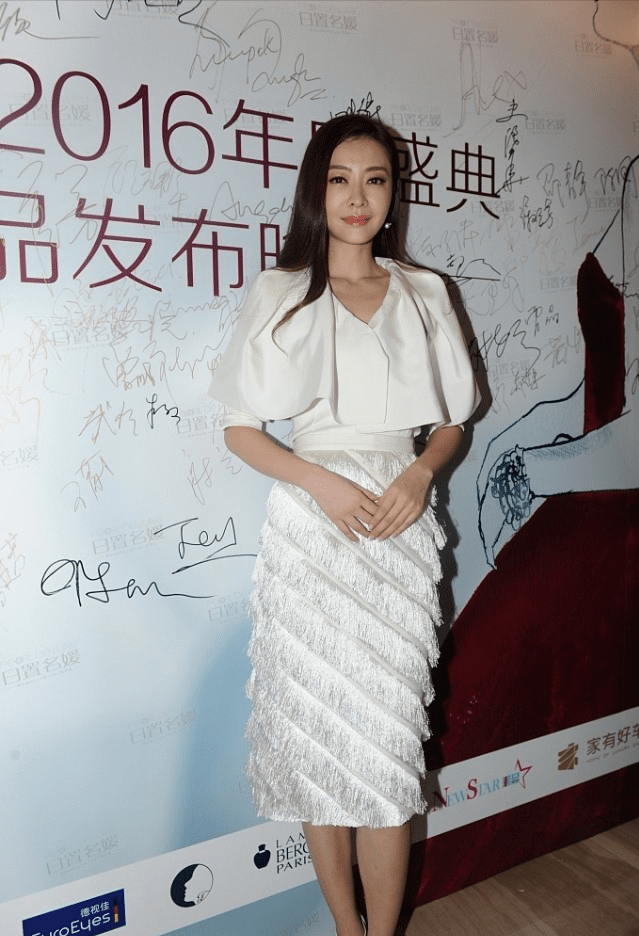 曲线 “豪门阔太”熊黛林，穿小白裙秀曲线，小腿纤细线条看着太撩人