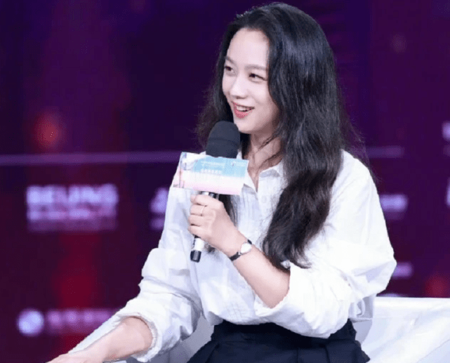 显得 41岁汤唯回国后继续闪耀！白衬衫穿出高级感，连巩俐都要甘拜下风