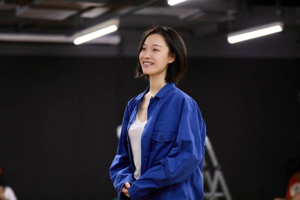 教科书 倪妮素颜游客照好清纯,气质太好了,“教科书式”穿搭不能错过