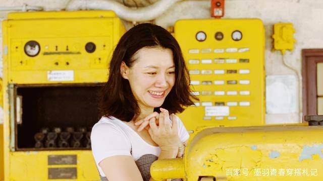 黑色 “德华姑姑”罕见扮嫩,吊带裙配白T恤时髦大方,46岁素颜真减龄