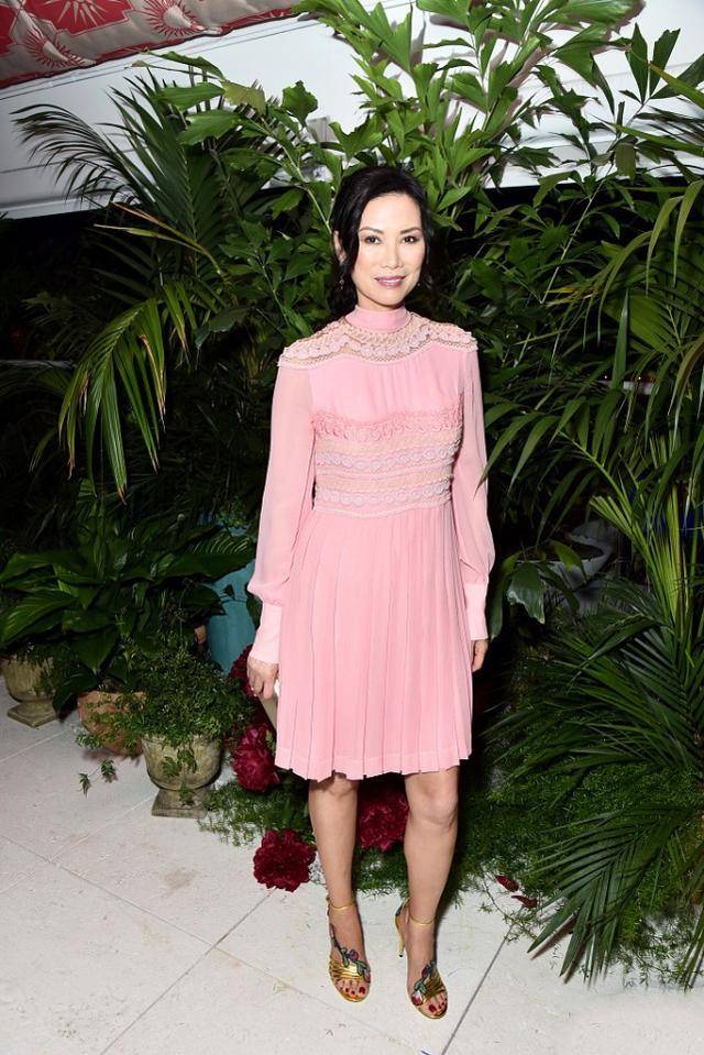 黑色 邓文迪的“名媛裙”挺提气质，时尚又端庄，霸气十足展现个性