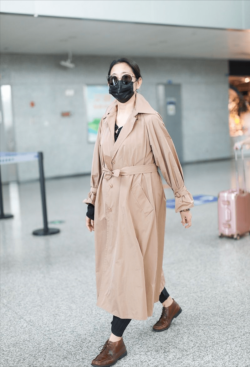 藏蓝色 62岁的倪萍穿搭简约，看着沧桑但气质挺好，素颜出行不惧镜头