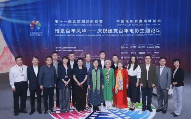 显得 41岁汤唯回国后继续闪耀！白衬衫穿出高级感，连巩俐都要甘拜下风