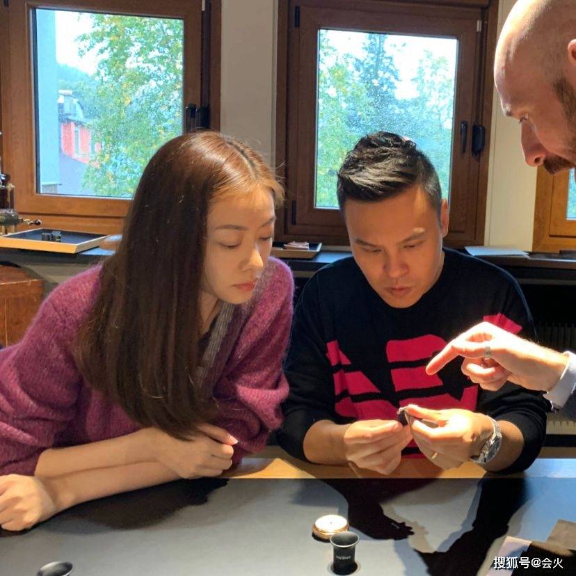 双胞胎熊黛林晒和孩子合照，妹妹小眼睛像父亲，双胞胎女儿长相大不同