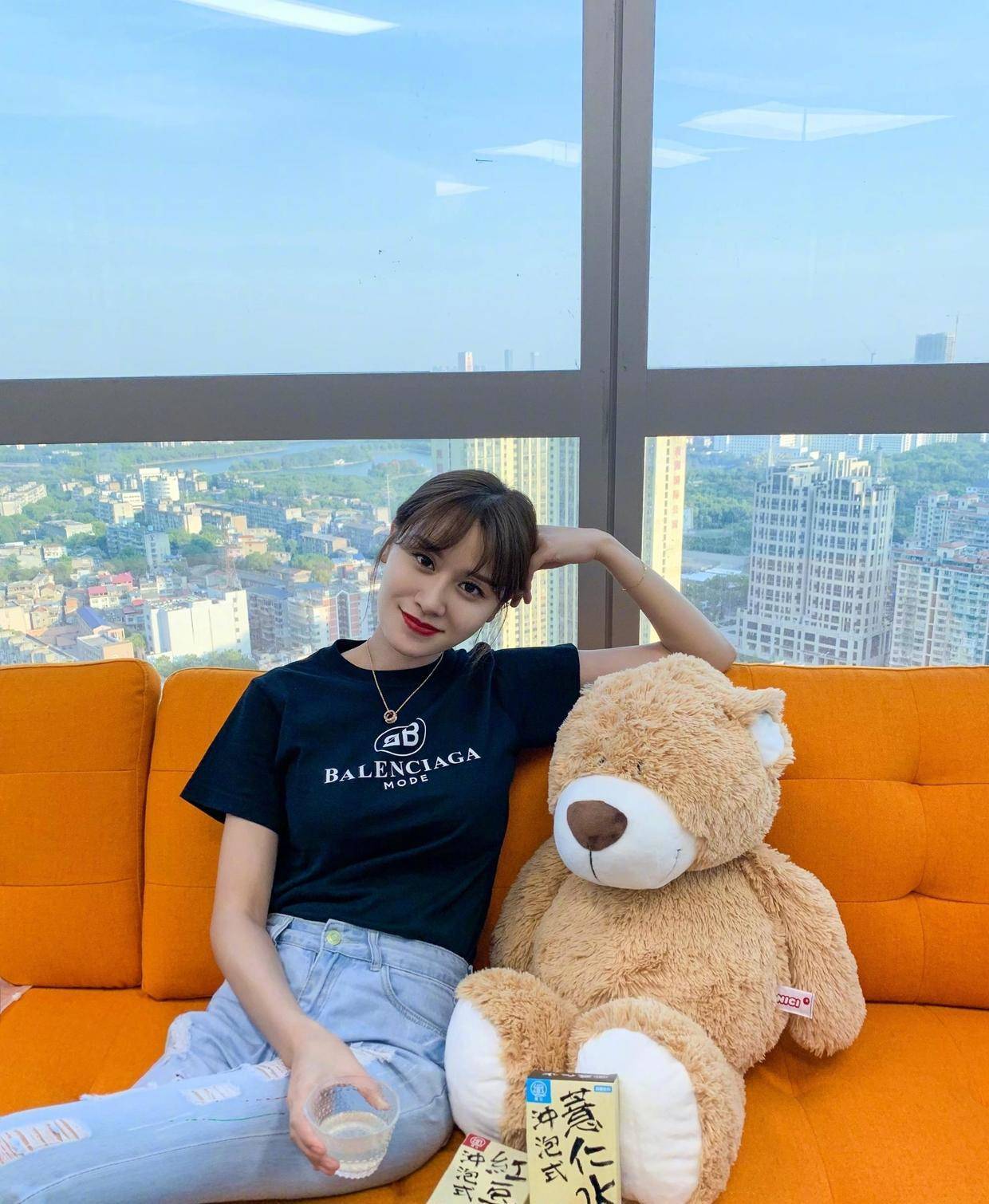 叶一茜不愧是田亮老婆,连土味大妈衬衫配牛仔裤,都穿出了高级感