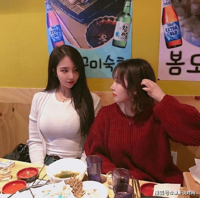 整体 韩国小姐姐时尚穿搭，优美又动人，网友：真是深藏不露