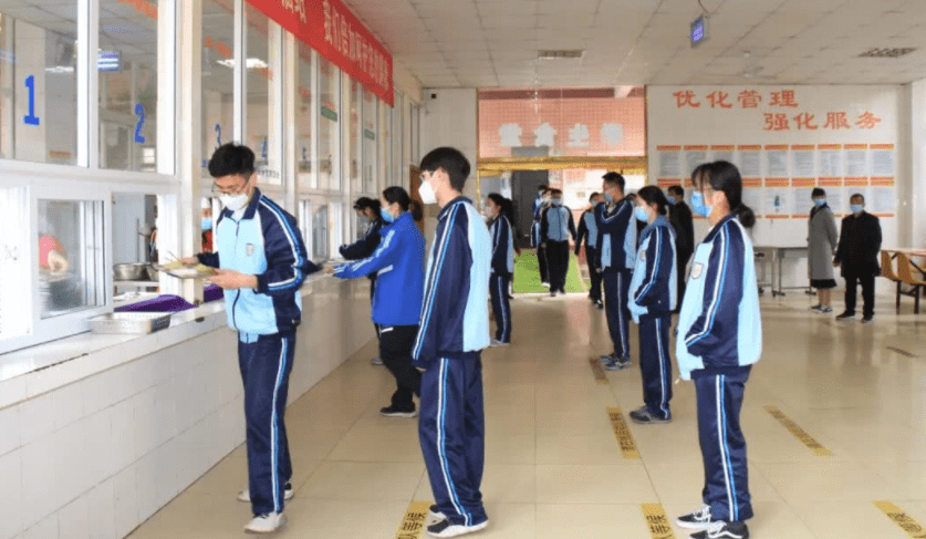 食堂|初中不允许学生带零食,学校门口零食扔一地,对此网友意见不一