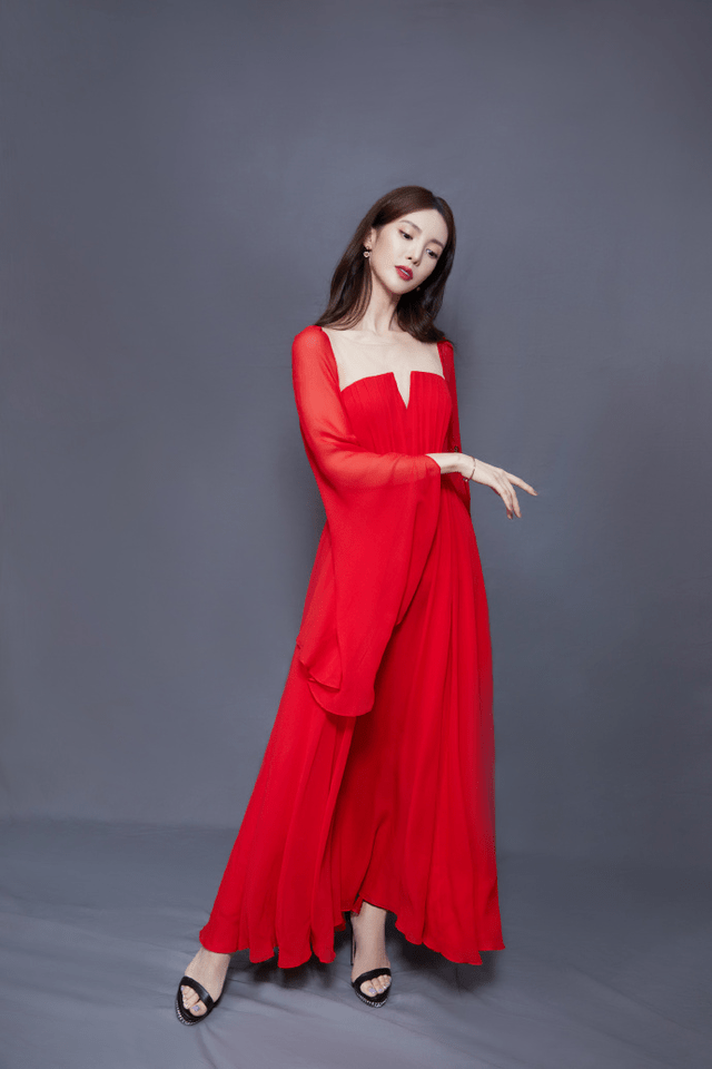 黑色 金晨又“火”了，身穿一袭红红火火的连衣裙拍时尚大片，高级惊艳