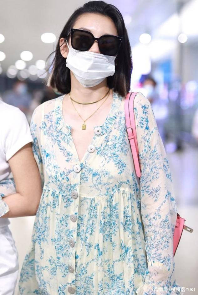 个性 宋祖儿这气质我服了，素颜穿“奶奶裙”走机场，把土味穿出时尚感
