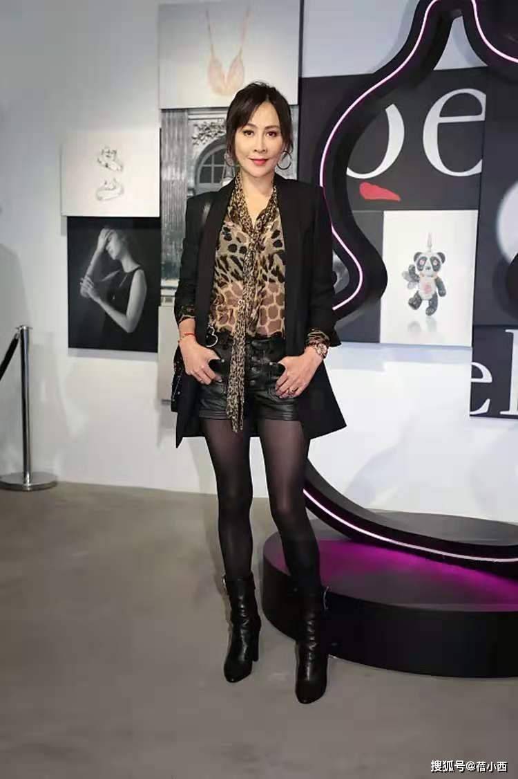 套装 “刘嘉玲”真厉害，穿豹纹衬衫混搭皮裤+黑丝袜，比年轻人还敢穿