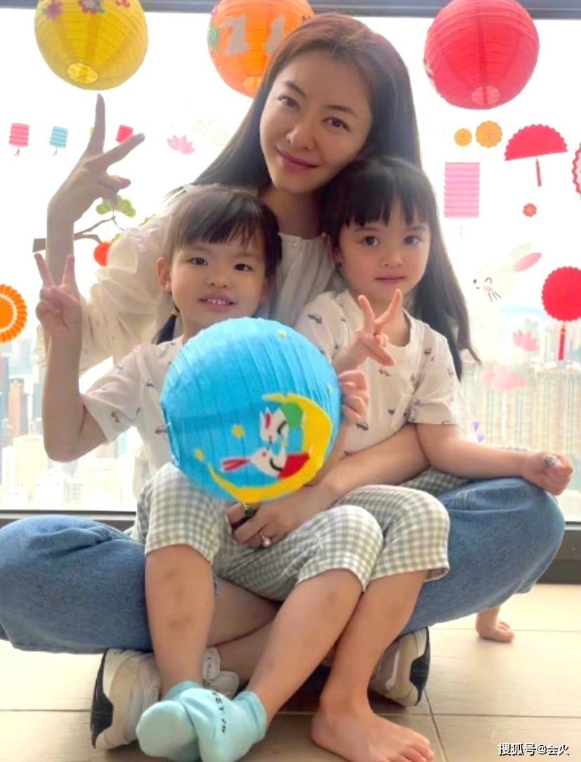双胞胎熊黛林晒和孩子合照，妹妹小眼睛像父亲，双胞胎女儿长相大不同