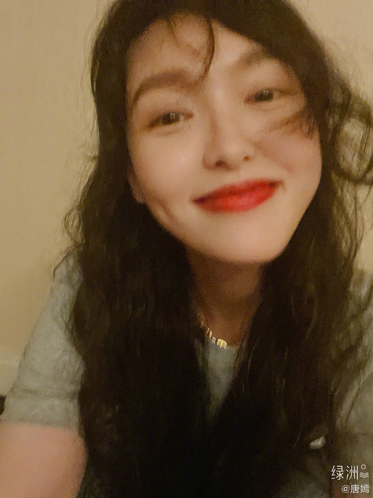 因为女明星拍照的两种状态，摆拍妆容精致还精修，自拍素颜且直男角度