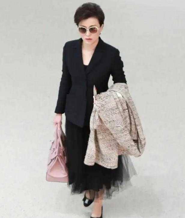 蛋挞 3大女主持同框!52岁杨澜穿连衣裙显优雅,鲁豫暴瘦惹人担心