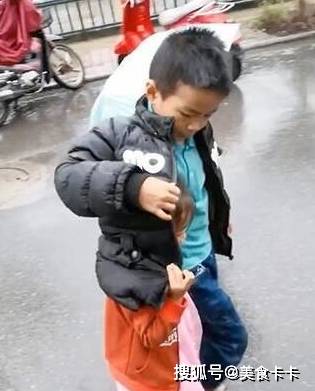 举动|4岁哥哥带3岁妹妹回家，下雨天没有带伞，哥哥举动宝妈乐开了花