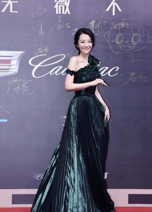 身材|“女神”老了!52岁许晴选择露肩长裙,身材线条难掩面部“痕迹”