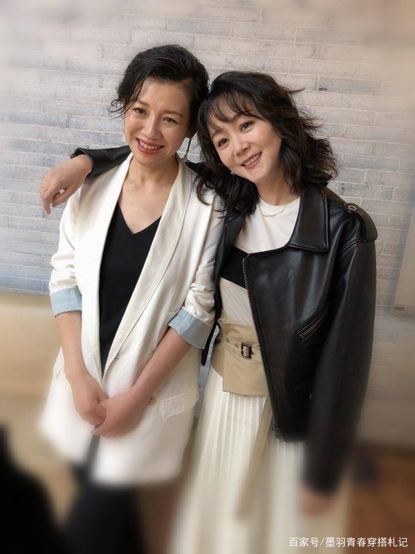 黑色 “德华姑姑”罕见扮嫩，吊带裙配白T恤时髦大方，46岁素颜真减龄